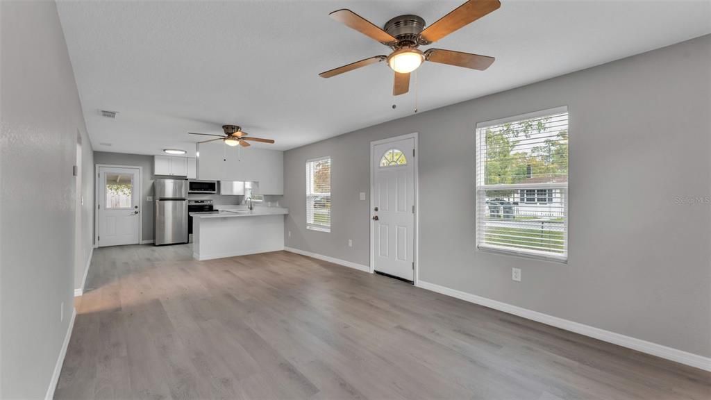 Active With Contract: $209,900 (2 beds, 1 baths, 816 Square Feet)
