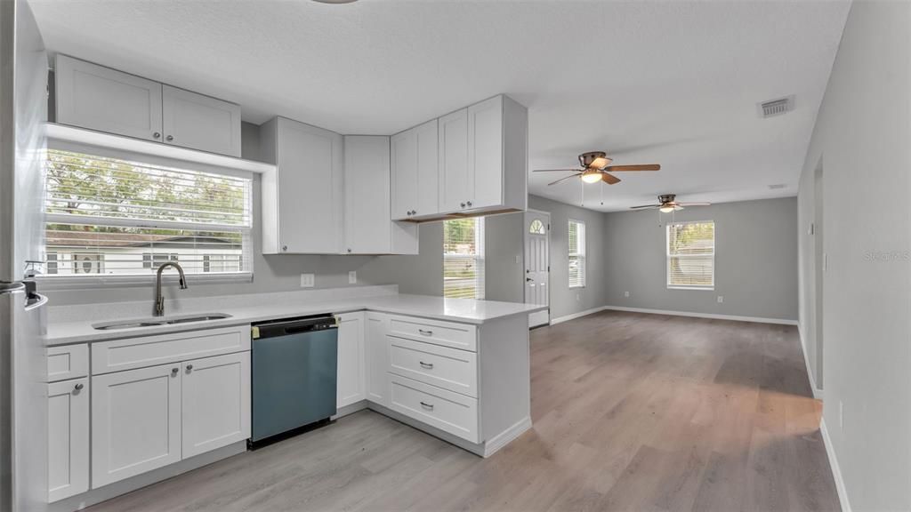 Active With Contract: $209,900 (2 beds, 1 baths, 816 Square Feet)