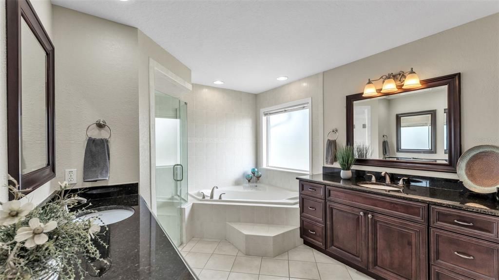 Activo con contrato: $439,900 (5 camas, 3 baños, 2527 Pies cuadrados)