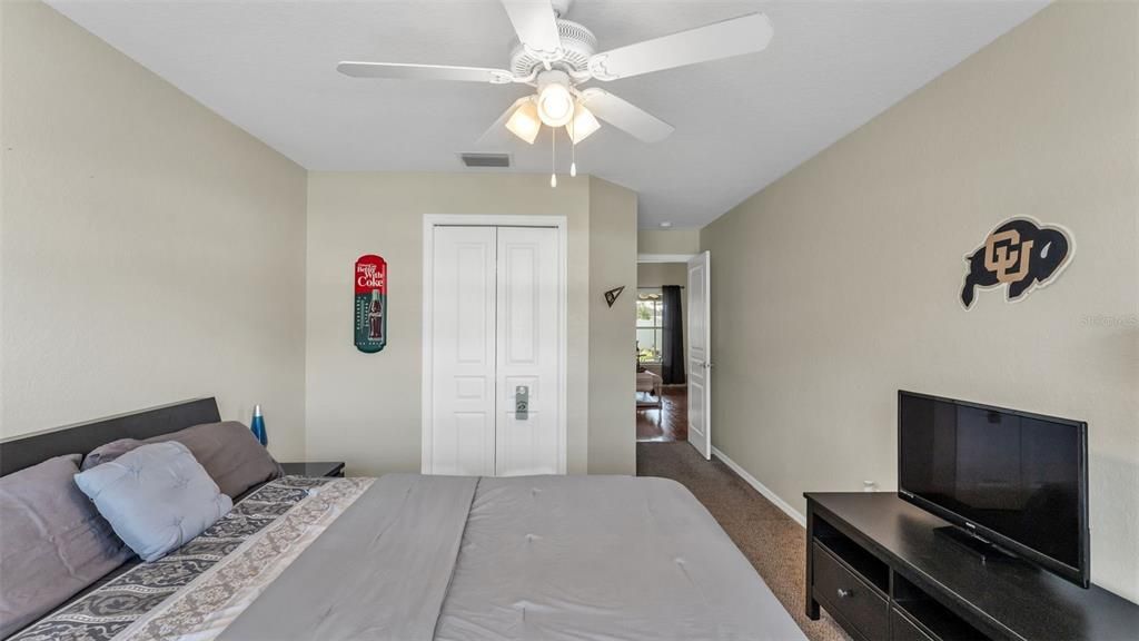 Activo con contrato: $439,900 (5 camas, 3 baños, 2527 Pies cuadrados)