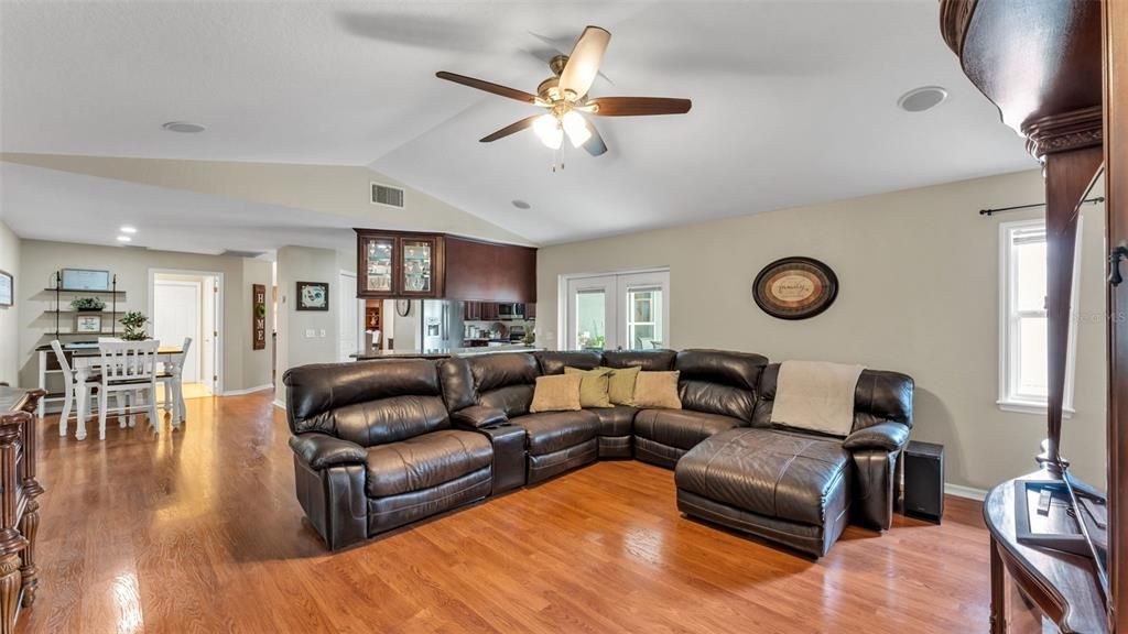 Activo con contrato: $439,900 (5 camas, 3 baños, 2527 Pies cuadrados)