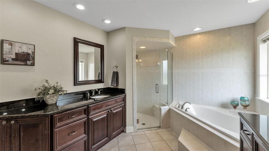 Activo con contrato: $439,900 (5 camas, 3 baños, 2527 Pies cuadrados)