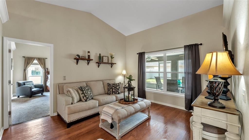 Activo con contrato: $439,900 (5 camas, 3 baños, 2527 Pies cuadrados)