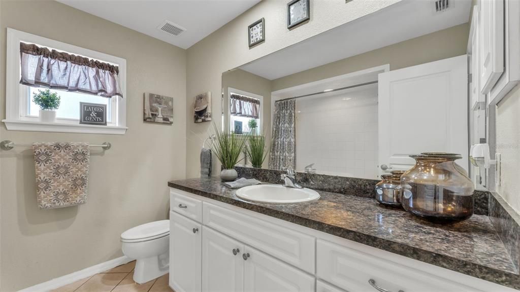 Activo con contrato: $439,900 (5 camas, 3 baños, 2527 Pies cuadrados)