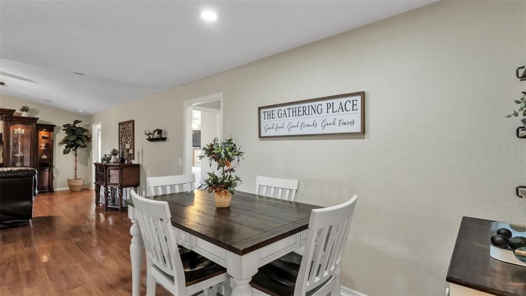 Activo con contrato: $439,900 (5 camas, 3 baños, 2527 Pies cuadrados)
