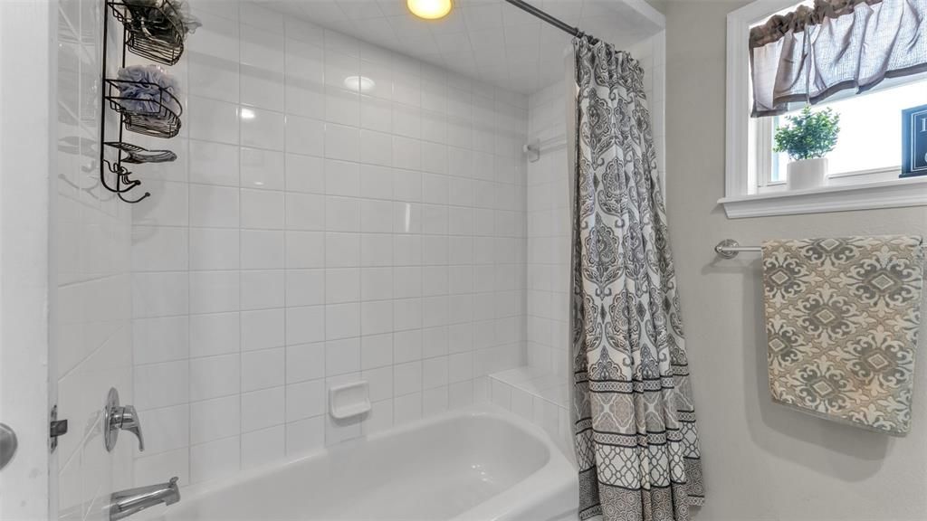 Activo con contrato: $439,900 (5 camas, 3 baños, 2527 Pies cuadrados)
