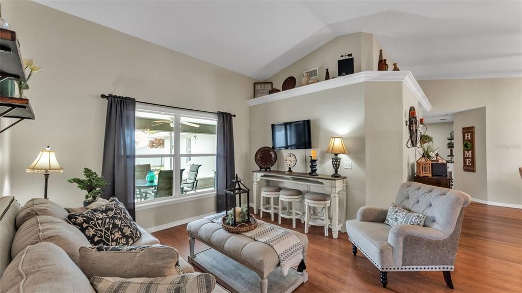 Activo con contrato: $439,900 (5 camas, 3 baños, 2527 Pies cuadrados)