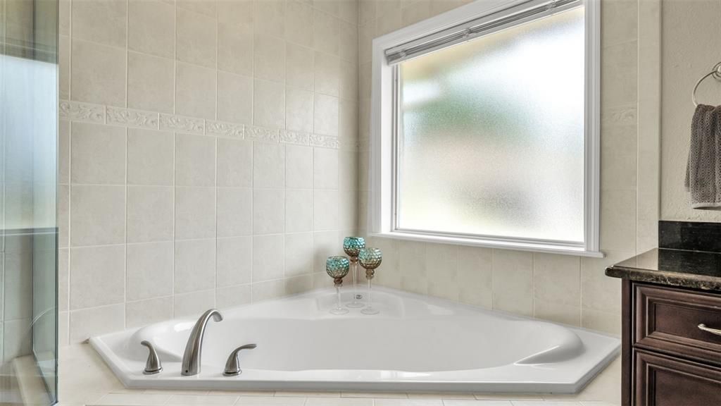 Activo con contrato: $439,900 (5 camas, 3 baños, 2527 Pies cuadrados)