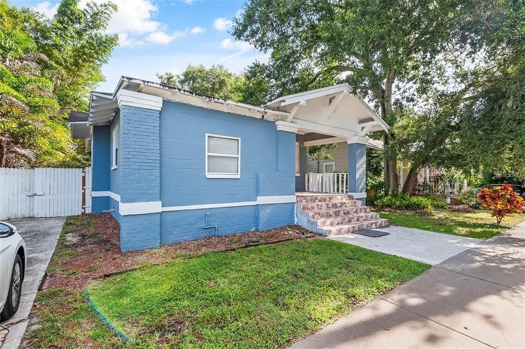 Active With Contract: $2,450 (3 beds, 2 baths, 1223 Square Feet)