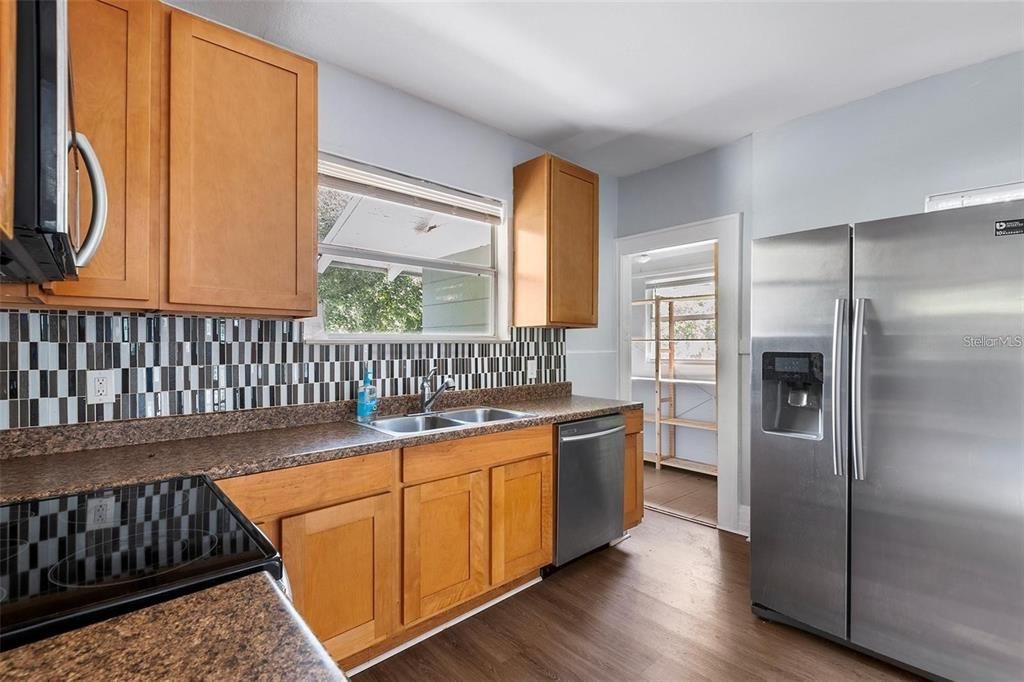 Active With Contract: $2,450 (3 beds, 2 baths, 1223 Square Feet)