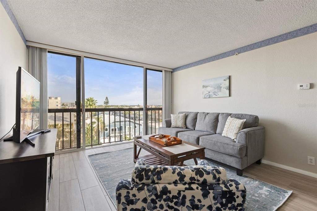 For Rent: $2,200 (1 beds, 1 baths, 760 Square Feet)
