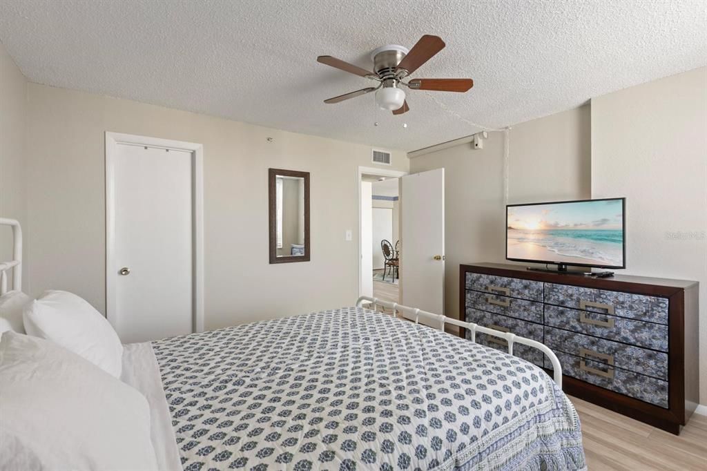 For Rent: $2,200 (1 beds, 1 baths, 760 Square Feet)