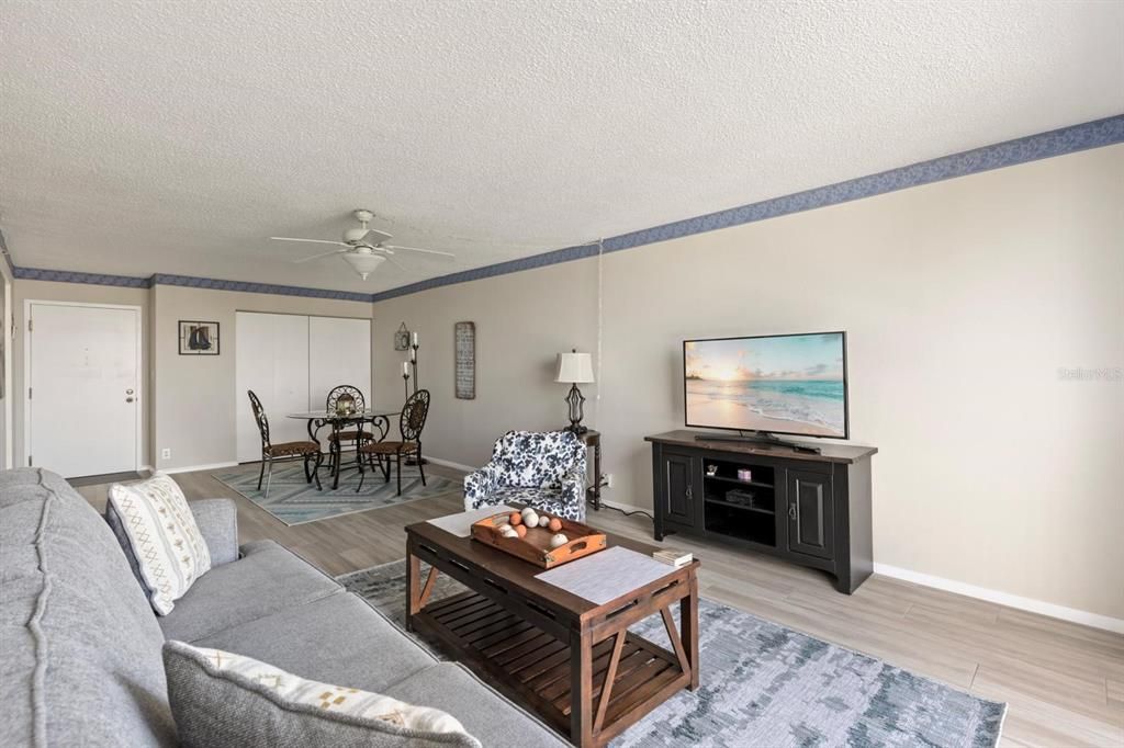 For Rent: $2,200 (1 beds, 1 baths, 760 Square Feet)