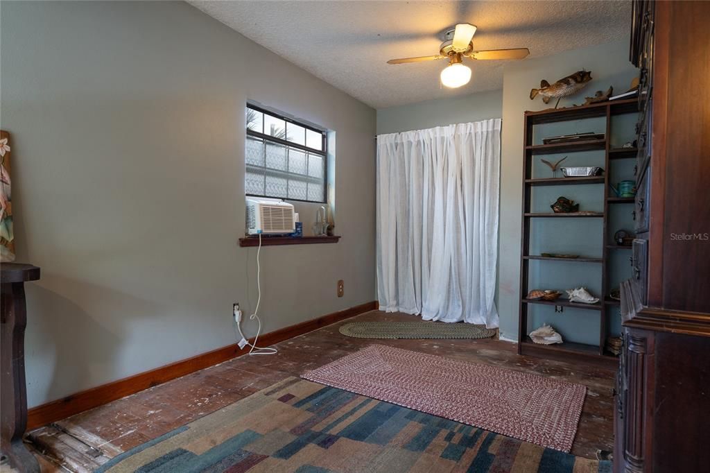 For Sale: $289,900 (2 beds, 1 baths, 736 Square Feet)