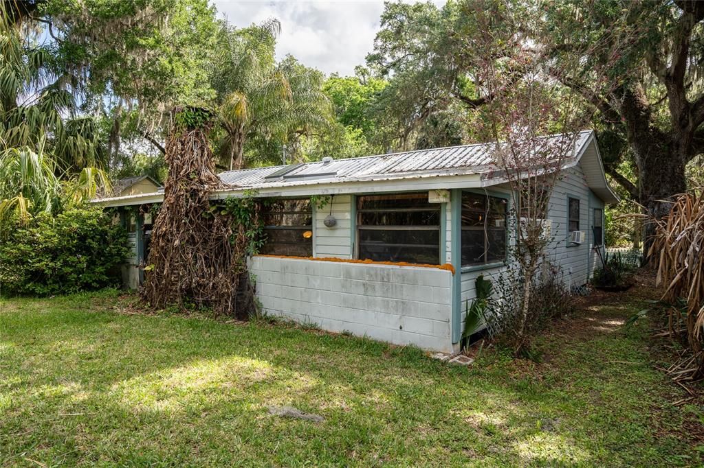 For Sale: $289,900 (2 beds, 1 baths, 736 Square Feet)