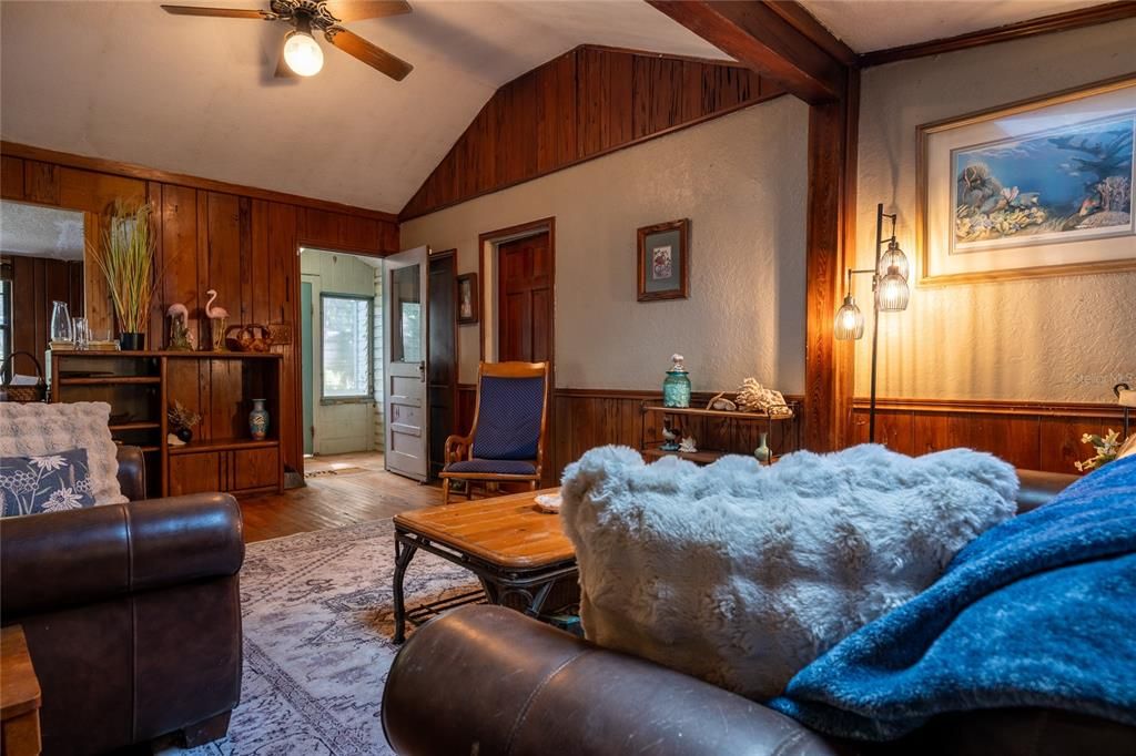 For Sale: $289,900 (2 beds, 1 baths, 736 Square Feet)
