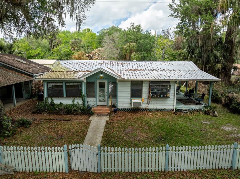 For Sale: $289,900 (2 beds, 1 baths, 736 Square Feet)