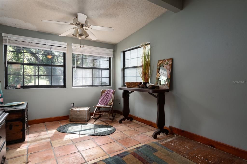 For Sale: $289,900 (2 beds, 1 baths, 736 Square Feet)