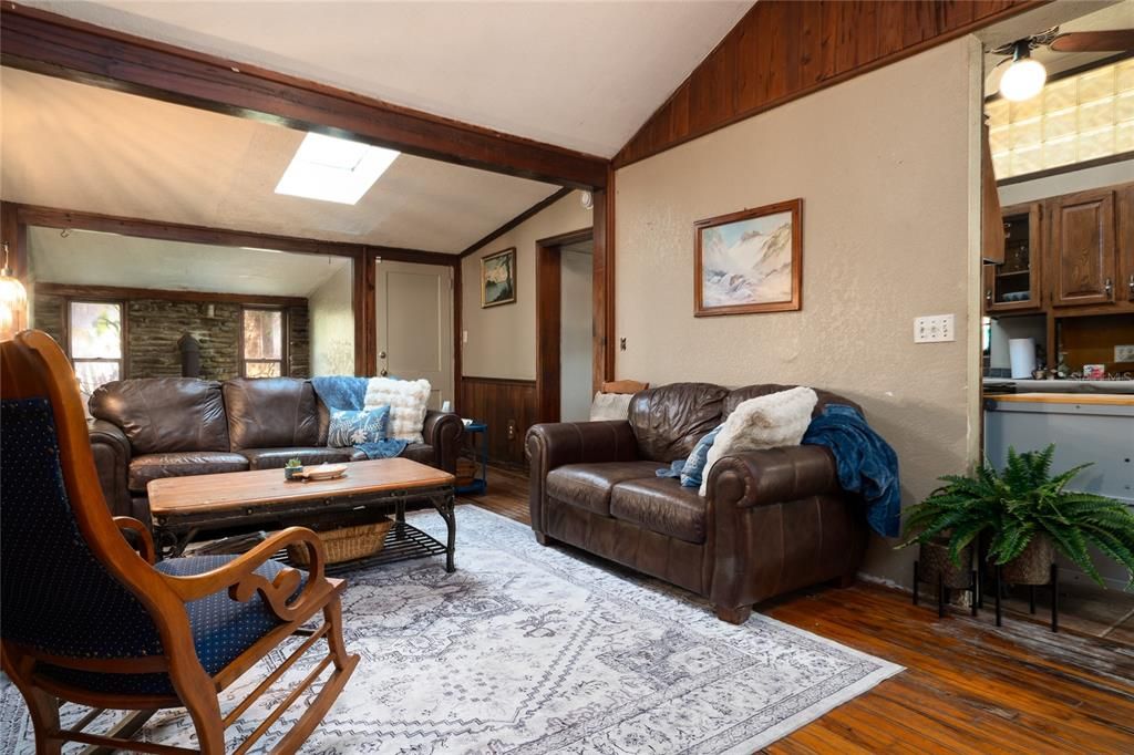 For Sale: $289,900 (2 beds, 1 baths, 736 Square Feet)