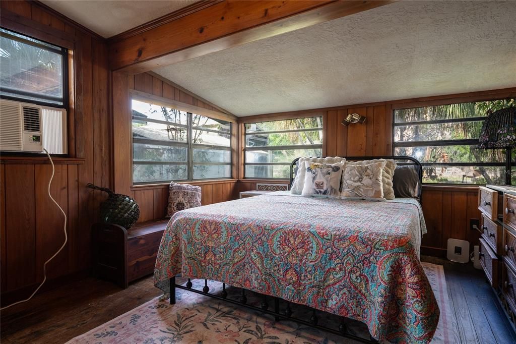 For Sale: $289,900 (2 beds, 1 baths, 736 Square Feet)
