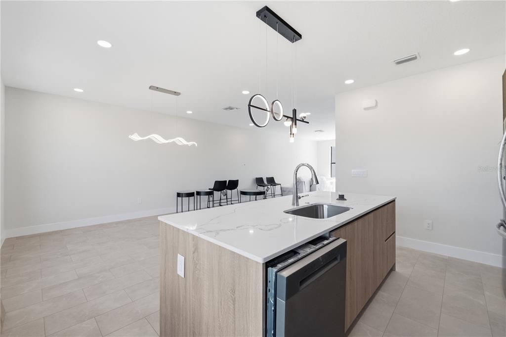 Activo con contrato: $650,000 (4 camas, 3 baños, 2100 Pies cuadrados)