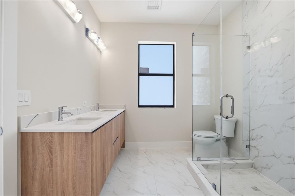Activo con contrato: $650,000 (4 camas, 3 baños, 2100 Pies cuadrados)
