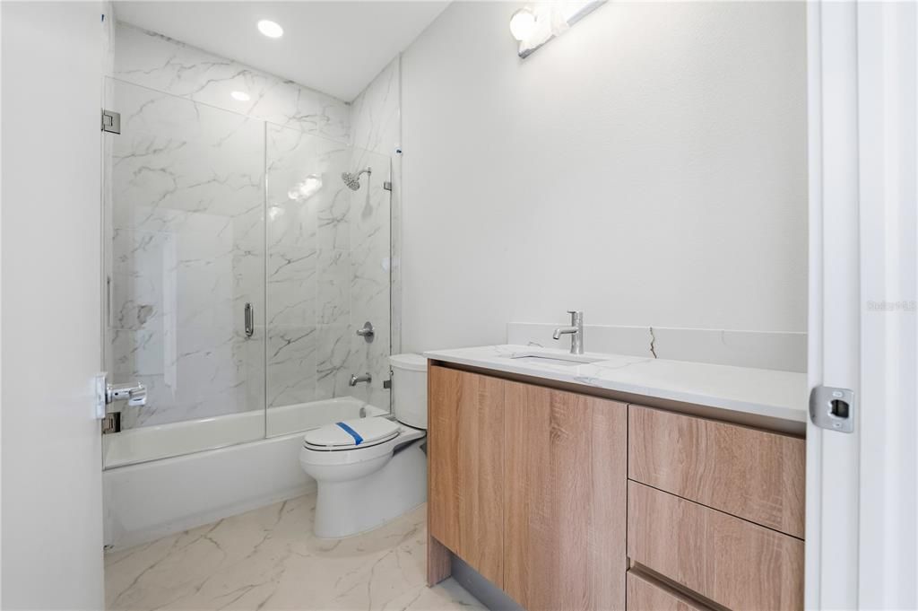 Activo con contrato: $650,000 (4 camas, 3 baños, 2100 Pies cuadrados)