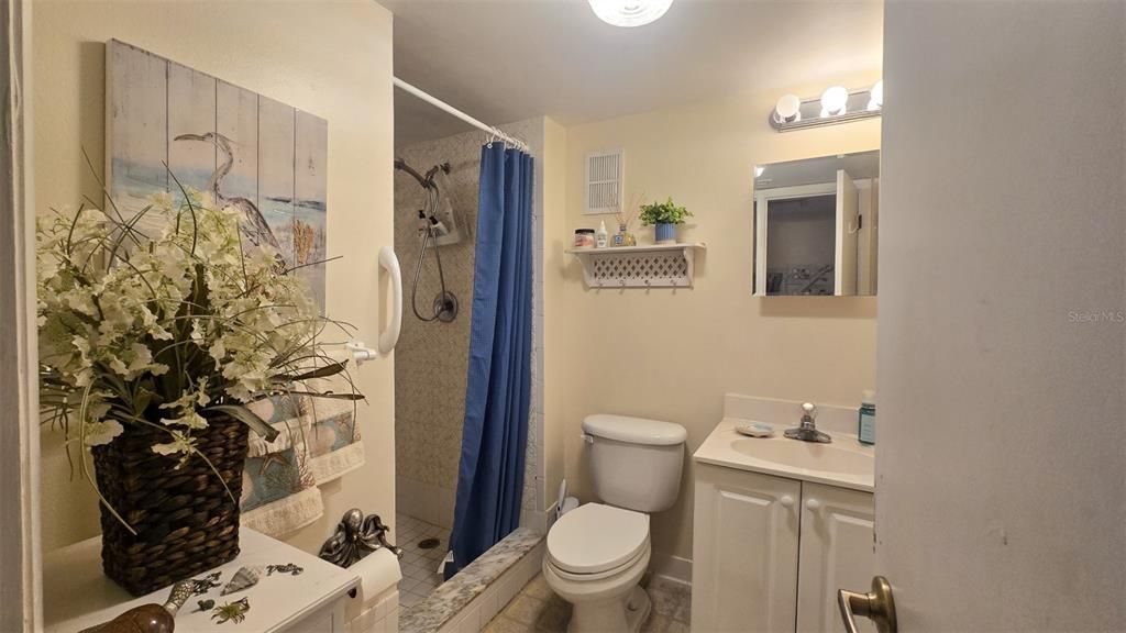 На продажу: $159,900 (2 спален, 2 ванн, 1106 Квадратных фут)