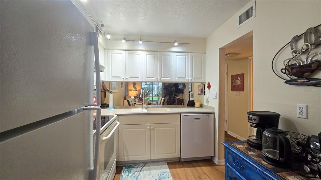 На продажу: $159,900 (2 спален, 2 ванн, 1106 Квадратных фут)