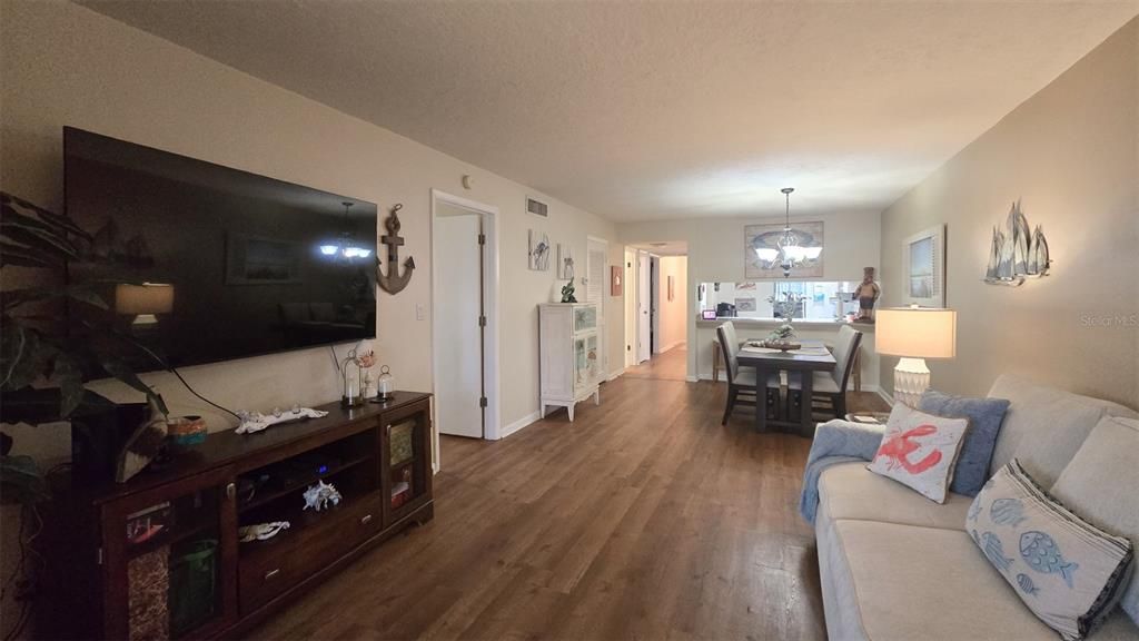 На продажу: $159,900 (2 спален, 2 ванн, 1106 Квадратных фут)