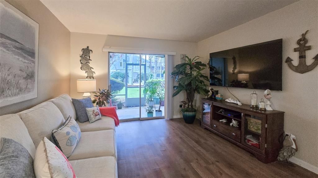 На продажу: $159,900 (2 спален, 2 ванн, 1106 Квадратных фут)