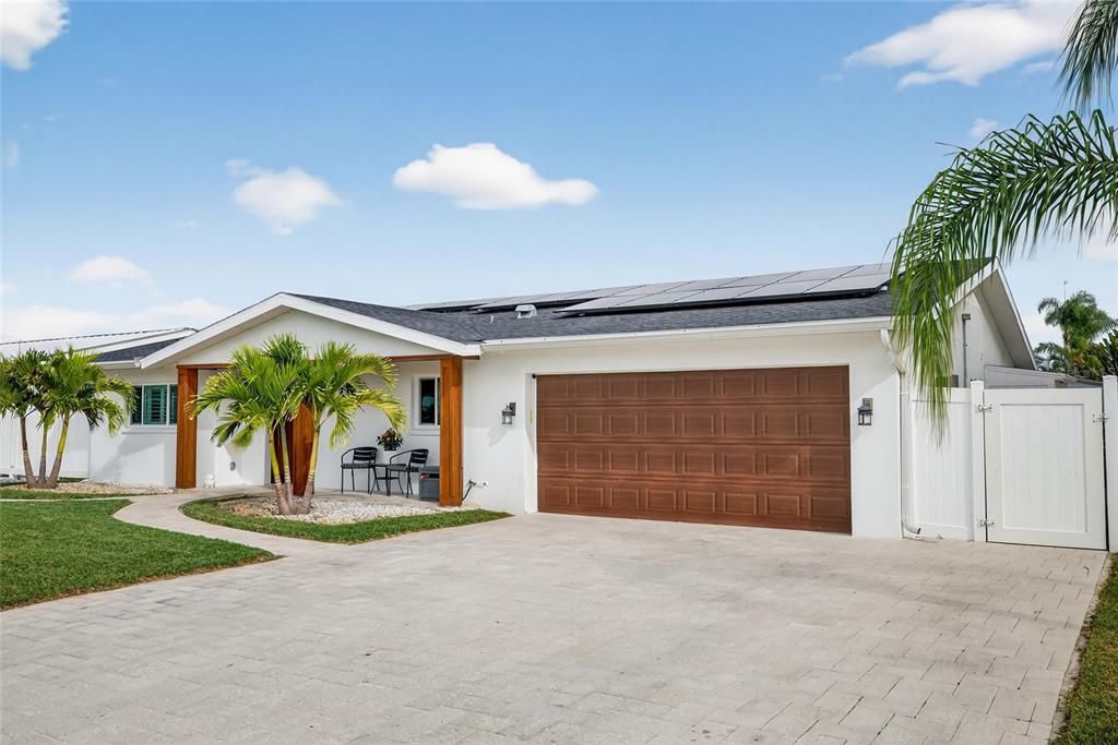 For Sale: $1,600,000 (3 beds, 2 baths, 1436 Square Feet)