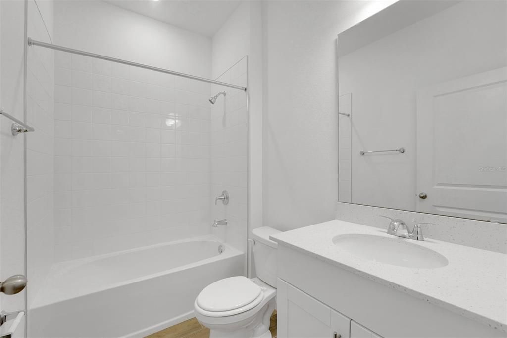Activo con contrato: $274,990 (4 camas, 2 baños, 1598 Pies cuadrados)