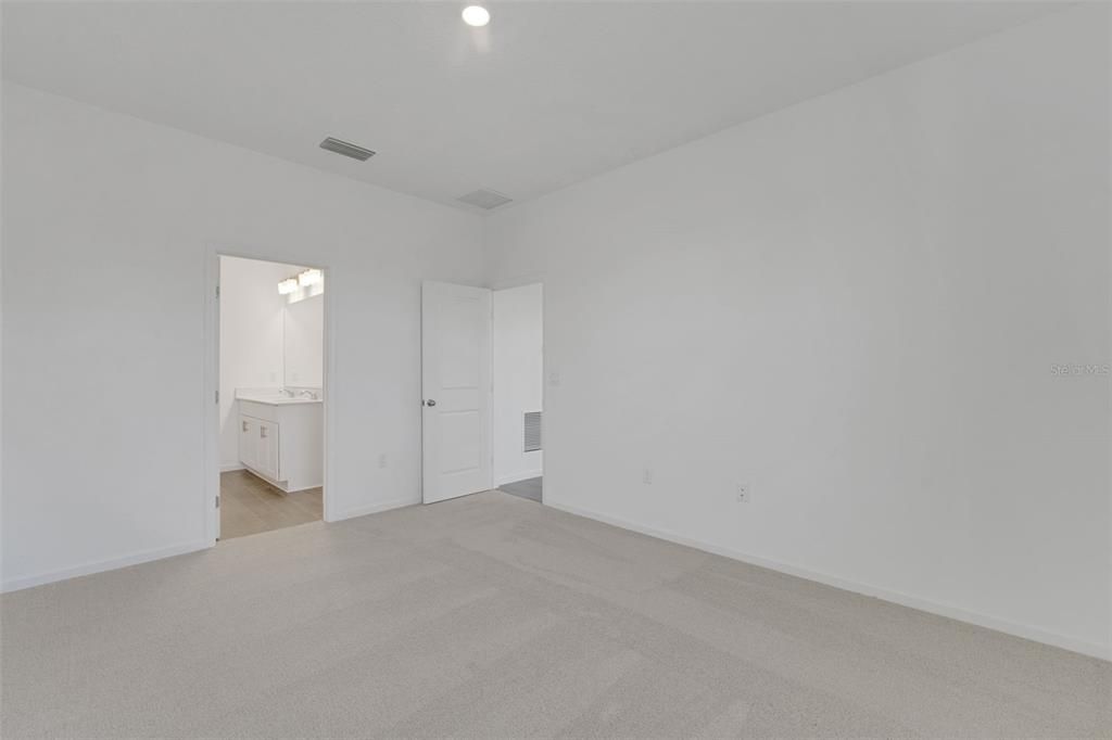 Activo con contrato: $274,990 (4 camas, 2 baños, 1598 Pies cuadrados)