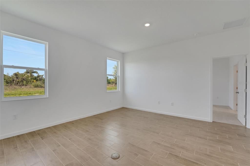 Activo con contrato: $274,990 (4 camas, 2 baños, 1598 Pies cuadrados)