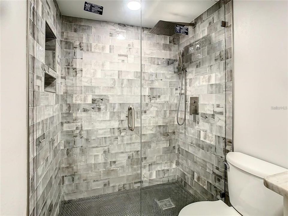Activo con contrato: $2,795 (3 camas, 2 baños, 2081 Pies cuadrados)