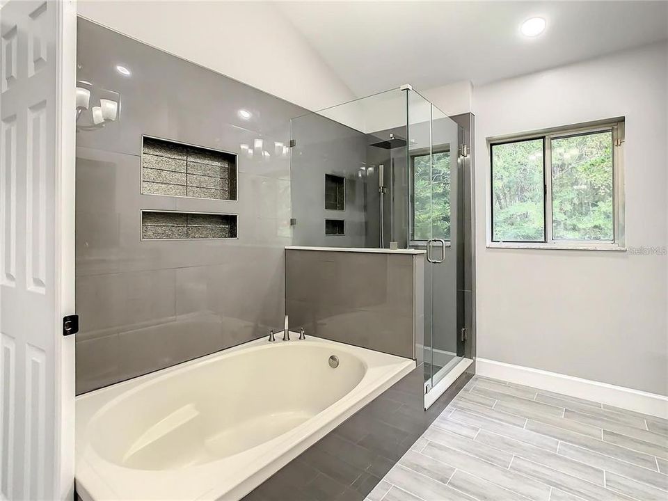 Activo con contrato: $2,795 (3 camas, 2 baños, 2081 Pies cuadrados)