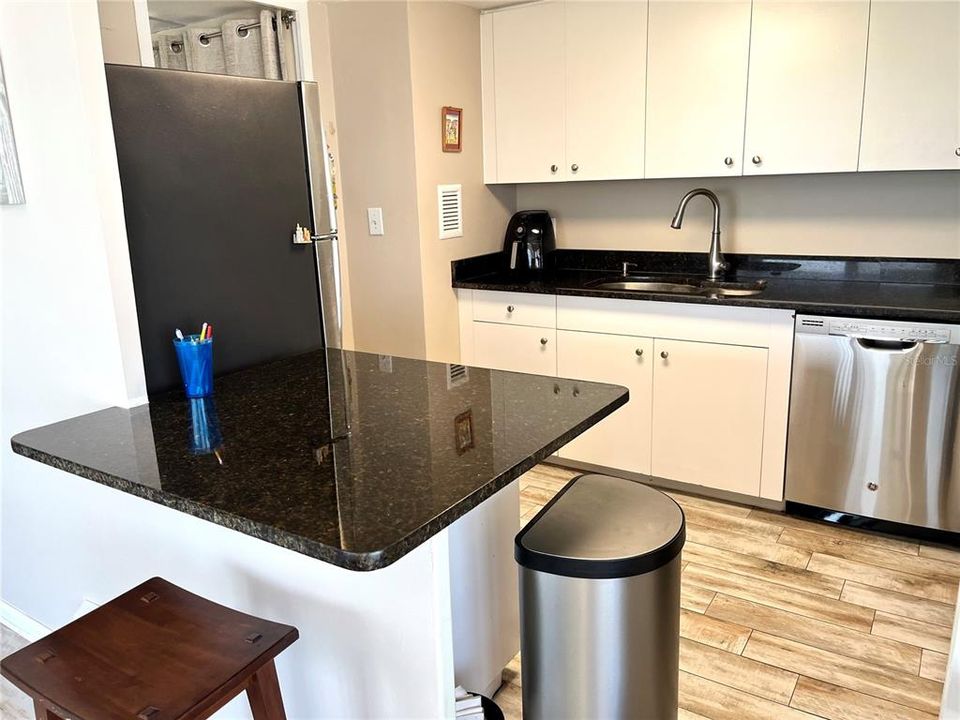 For Sale: $460,000 (2 beds, 1 baths, 1054 Square Feet)
