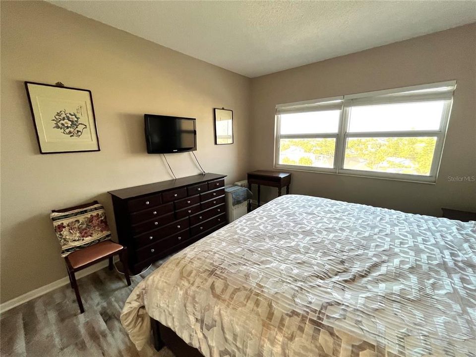 For Sale: $460,000 (2 beds, 1 baths, 1054 Square Feet)