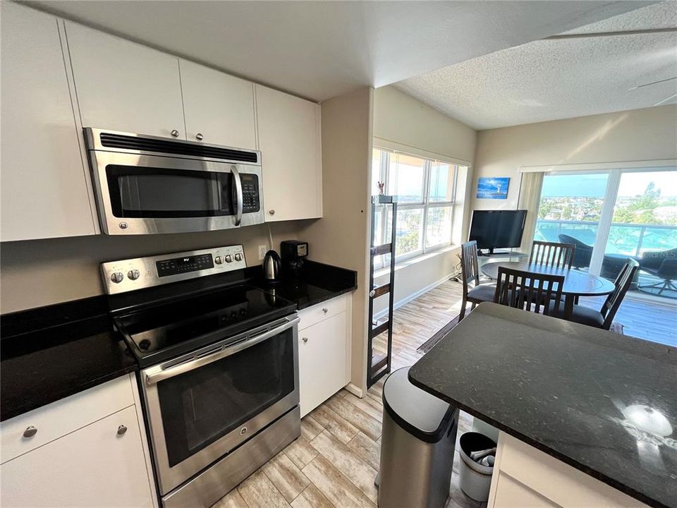 For Sale: $460,000 (2 beds, 1 baths, 1054 Square Feet)