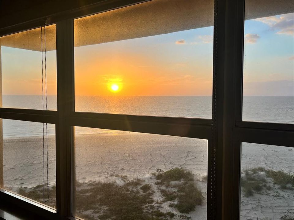 For Sale: $460,000 (2 beds, 1 baths, 1054 Square Feet)