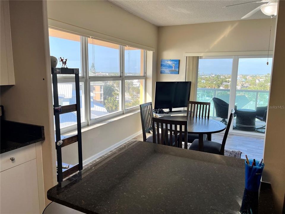 For Sale: $460,000 (2 beds, 1 baths, 1054 Square Feet)