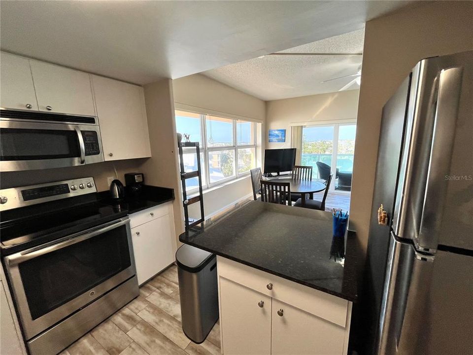 For Sale: $460,000 (2 beds, 1 baths, 1054 Square Feet)