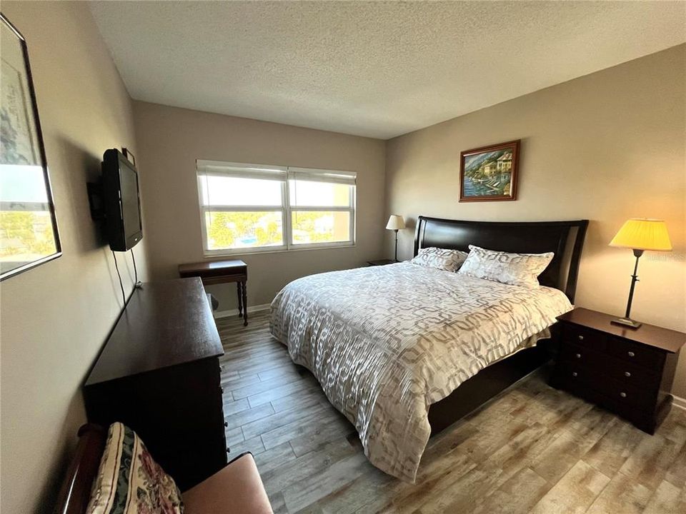 For Sale: $460,000 (2 beds, 1 baths, 1054 Square Feet)