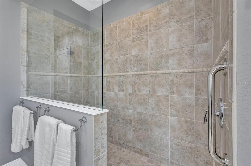 Activo con contrato: $1,150,000 (3 camas, 3 baños, 2579 Pies cuadrados)