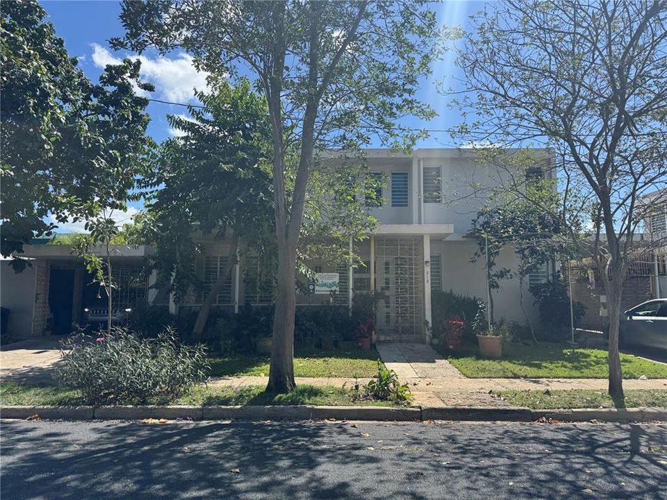 Active With Contract: $385,000 (5 beds, 0 baths, 2000 Square Feet)