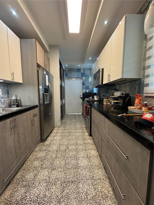 Active With Contract: $385,000 (5 beds, 0 baths, 2000 Square Feet)