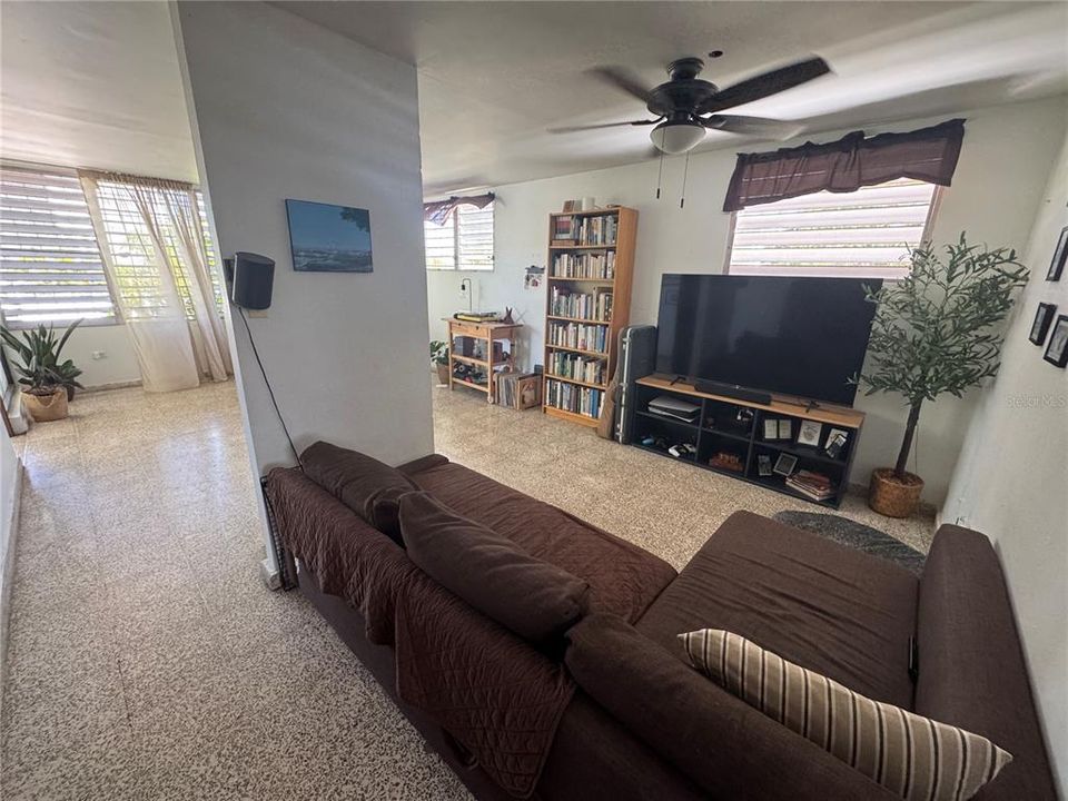 Active With Contract: $385,000 (5 beds, 0 baths, 2000 Square Feet)