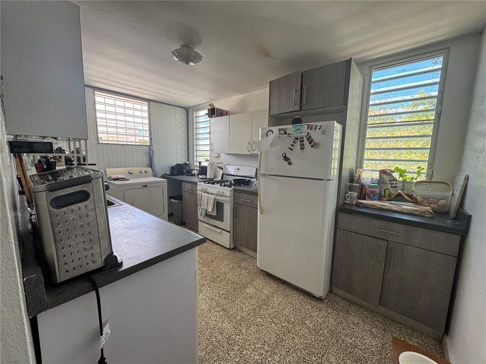 Active With Contract: $385,000 (5 beds, 0 baths, 2000 Square Feet)