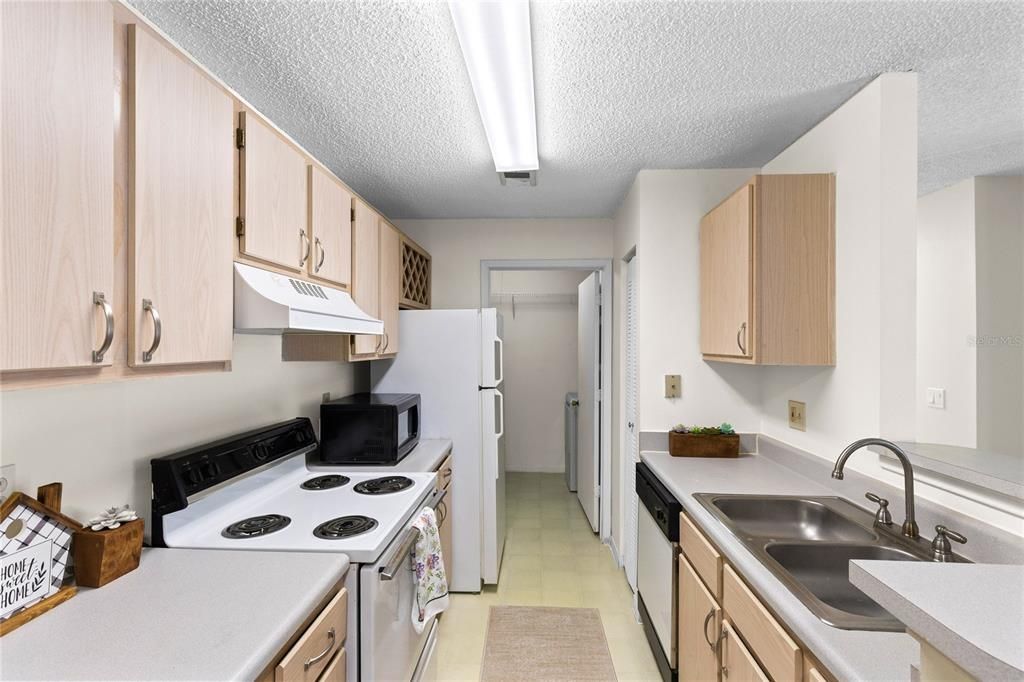 Active With Contract: $124,900 (1 beds, 1 baths, 701 Square Feet)